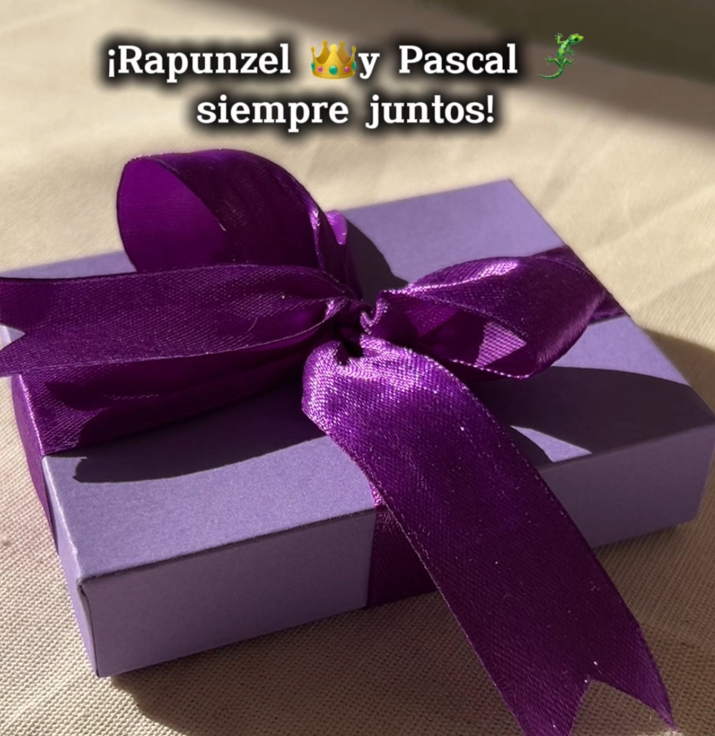 Collar Rapunzel y Pascal