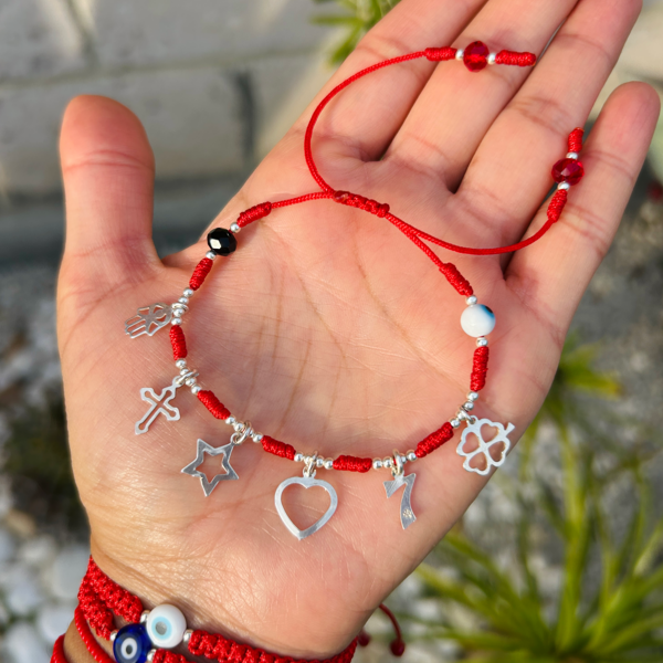 Pulsera roja con dijes de protección en plata