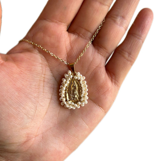 Collar virgen bordada